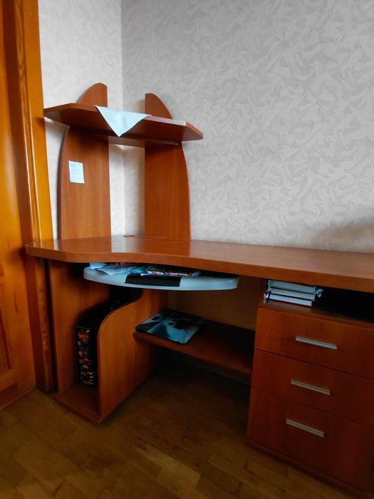 Комп'ютерний стіл