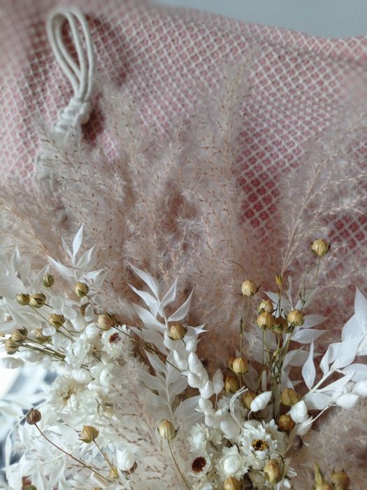 Lustro kompozycja kwiatów