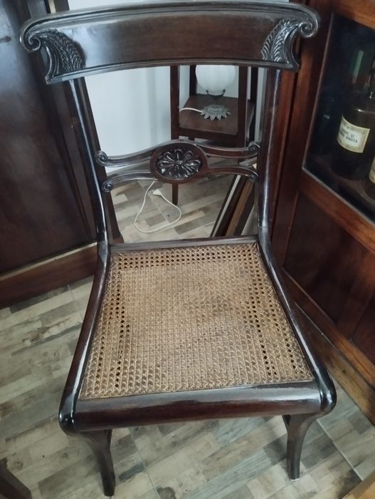 Cadeira com assento em palhinha