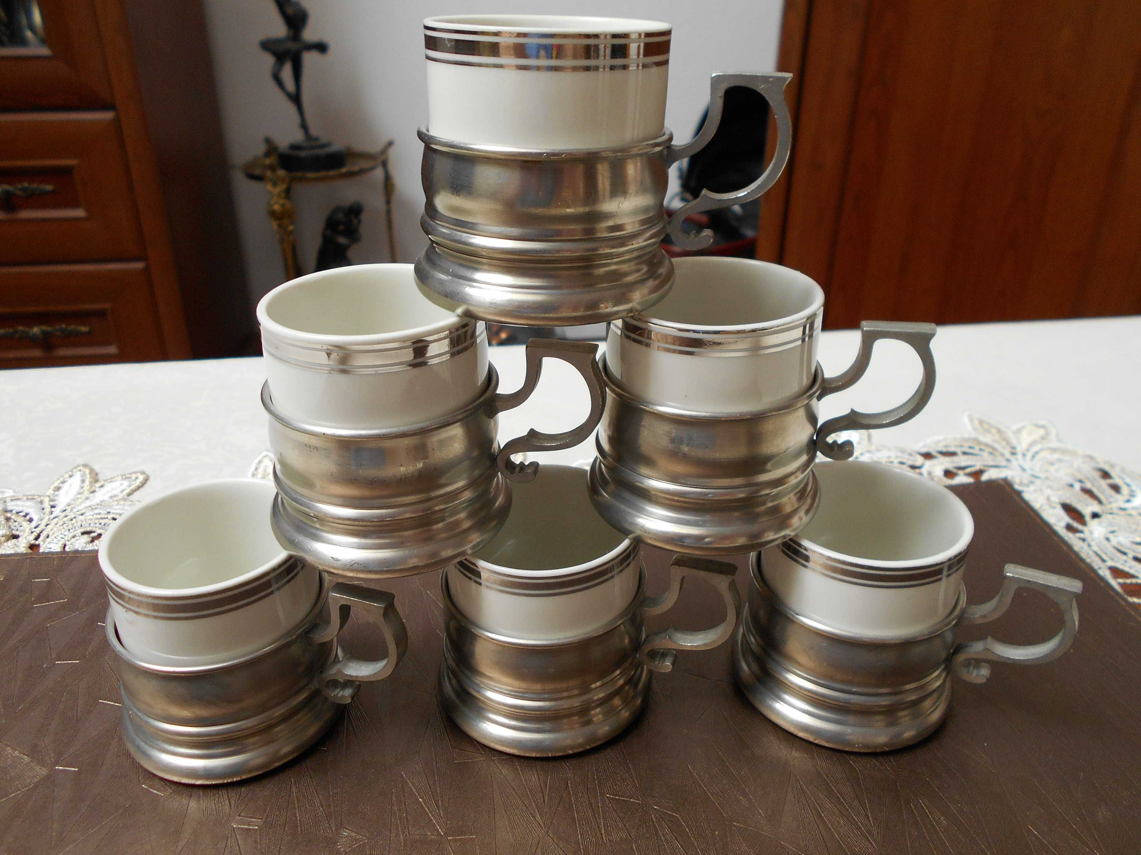 6 filiżanek porcelanowych w cynowym koszyczku . Sygnatura WMF. Mokka.