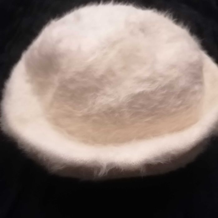 Czapka toczek w kremowym kolorze