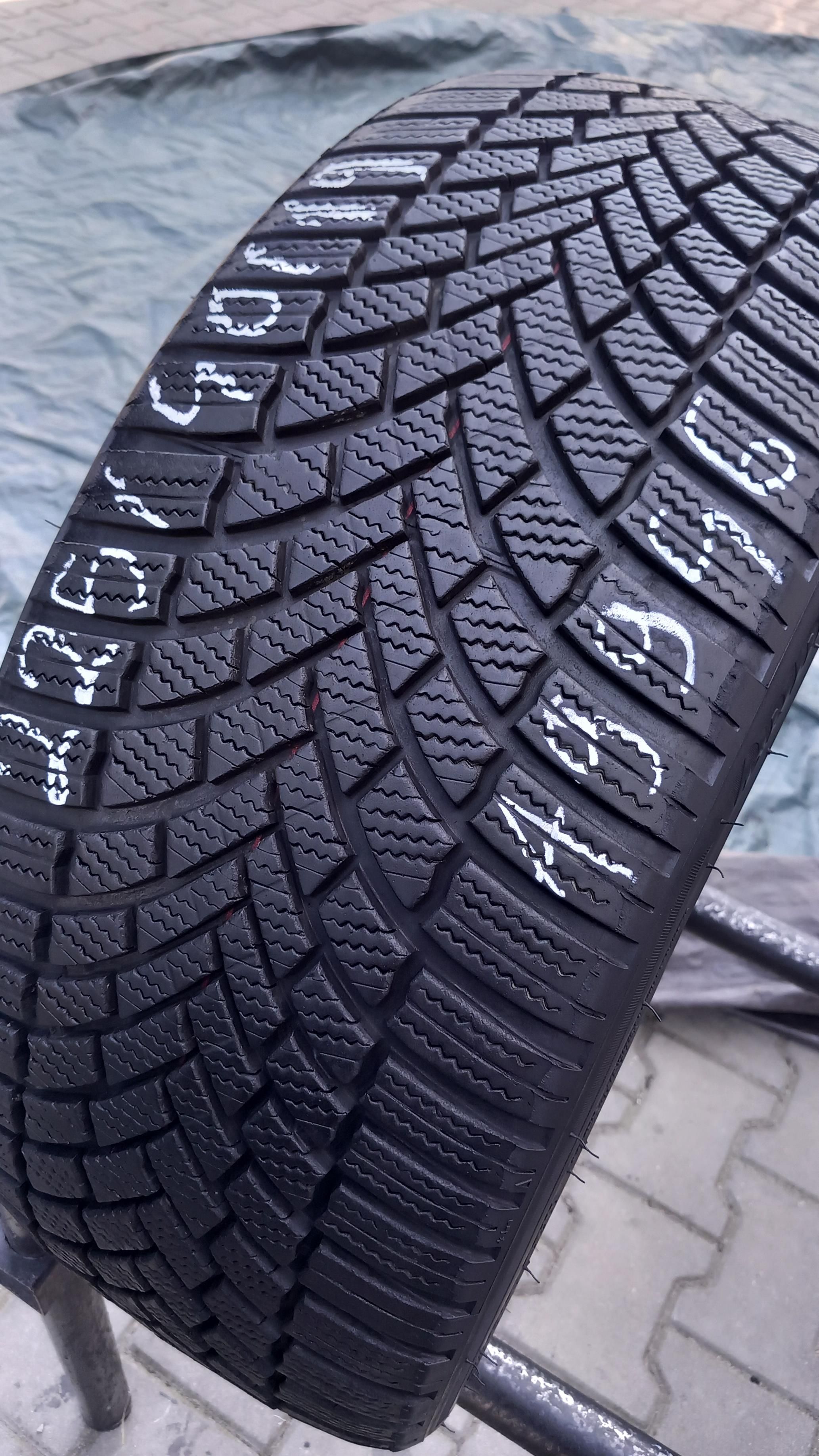 225/40/19 Bridgestone Blizzak LM005 93W