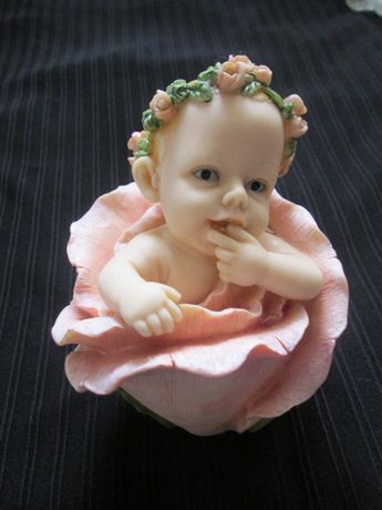 figurka kolekcjonerska dziecko w kwiatku róży