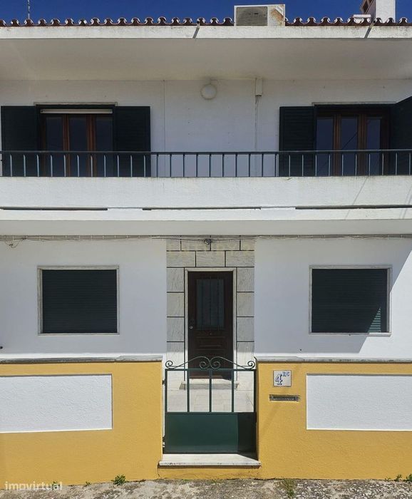 Moradia Bifamiliar T4 com Quintal e Garagem no Bairro das Nogueiras, É