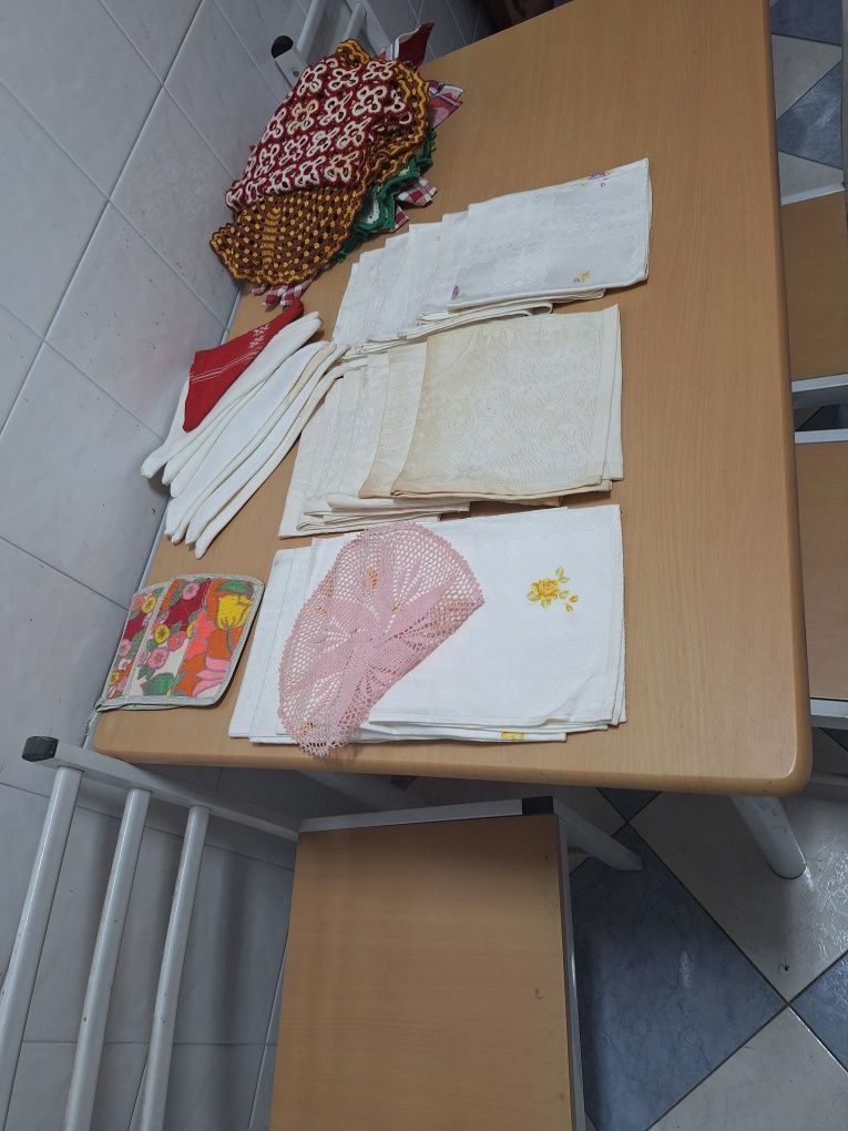 Mesa de cozinha + 4 cadeiras