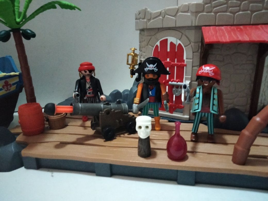 Playmobil statek i baza piratów