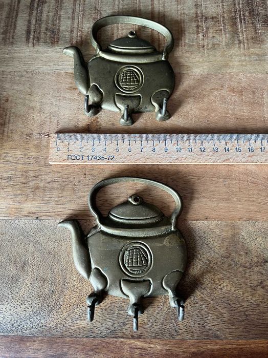 Крючок бронзовый настенный в виде Чайника на три крючка Ключница