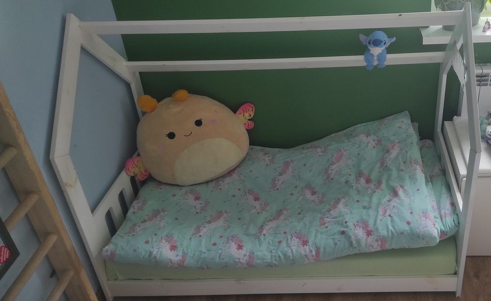 Drewniane łóżko domek