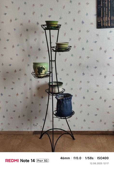 Кованная подставка для цветов и вазоны