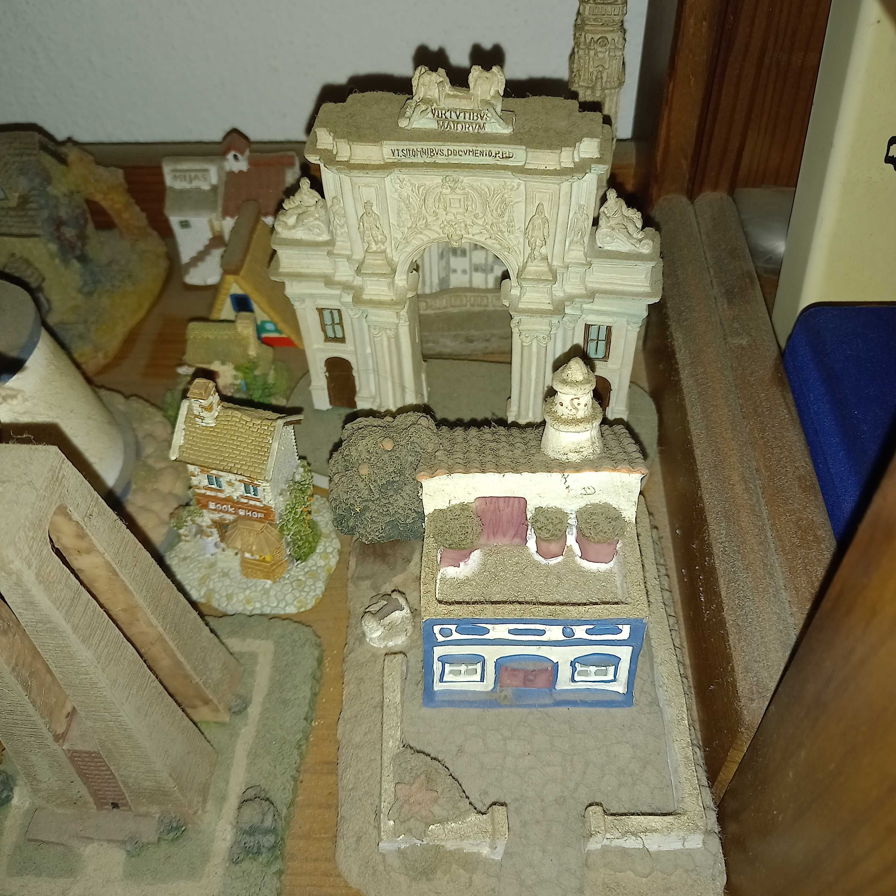 Venda de casas em miniatura.