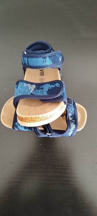 Sandálias para criança, novas.