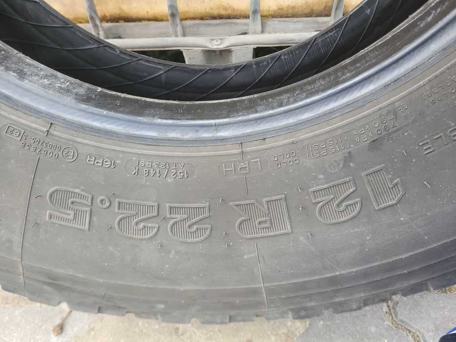 Opony 12 R22,5 MICHELIN 2 x przód , 4 x tył