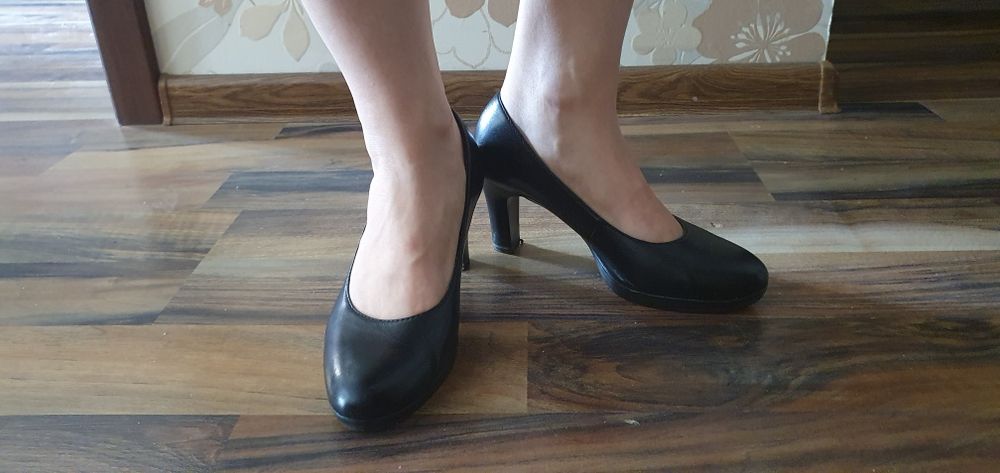 Skórzane czarne buty na obcasie 37