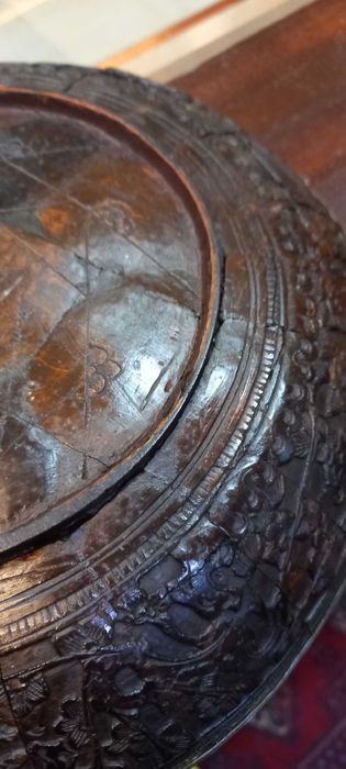 China , Taça Chinesa em coco relevado com 23 cm de diâmetro