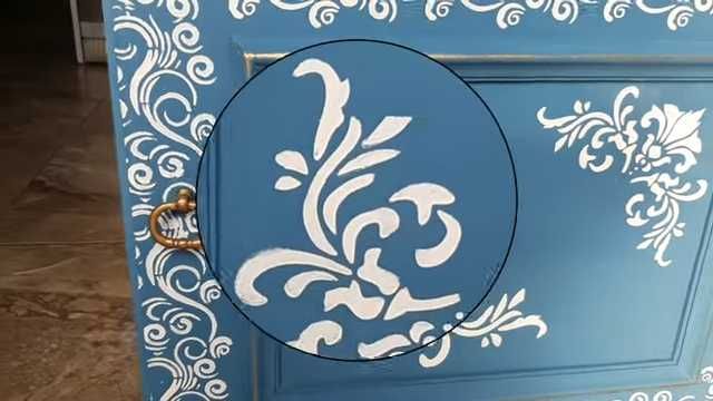 Ręcznie malowana farbami kredowymi szafka nocna, grafitowo-niebieska