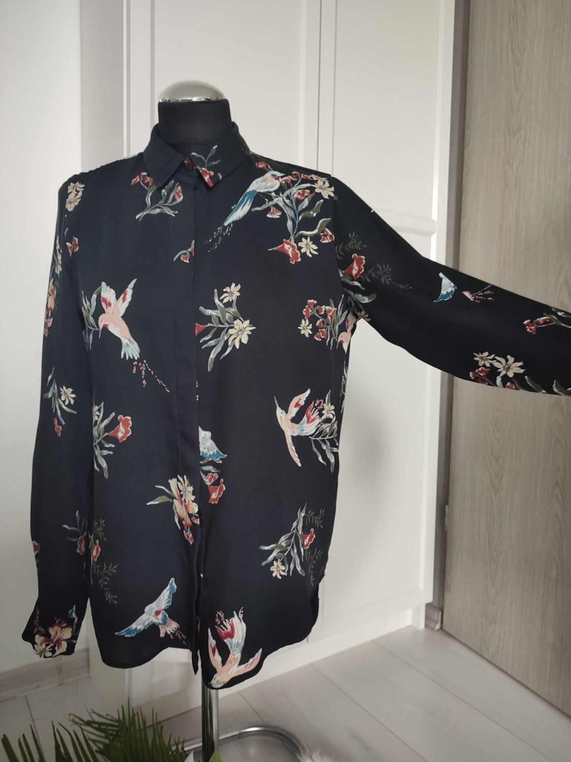 H&M koszula damska czarna długa we wzory ptaki i kwiaty rozmiar 34/36