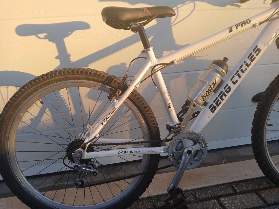 Bicicleta de alumínio BERG com amortecedores