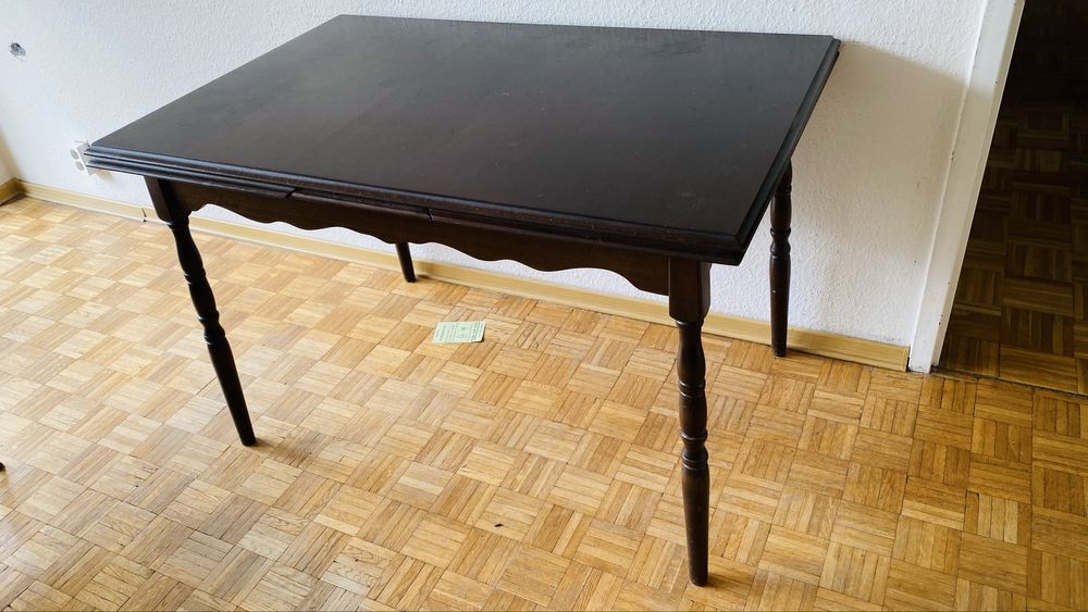 Drewniany stol ze zdobionymi nogami