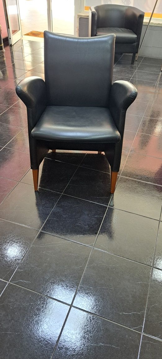 Cadeirão  em pele genuína  preto