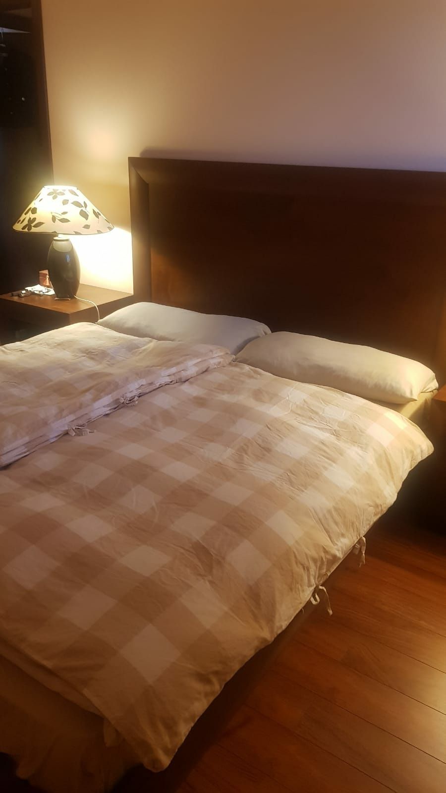 Cama de casal e duas mesas de cabeceira ,