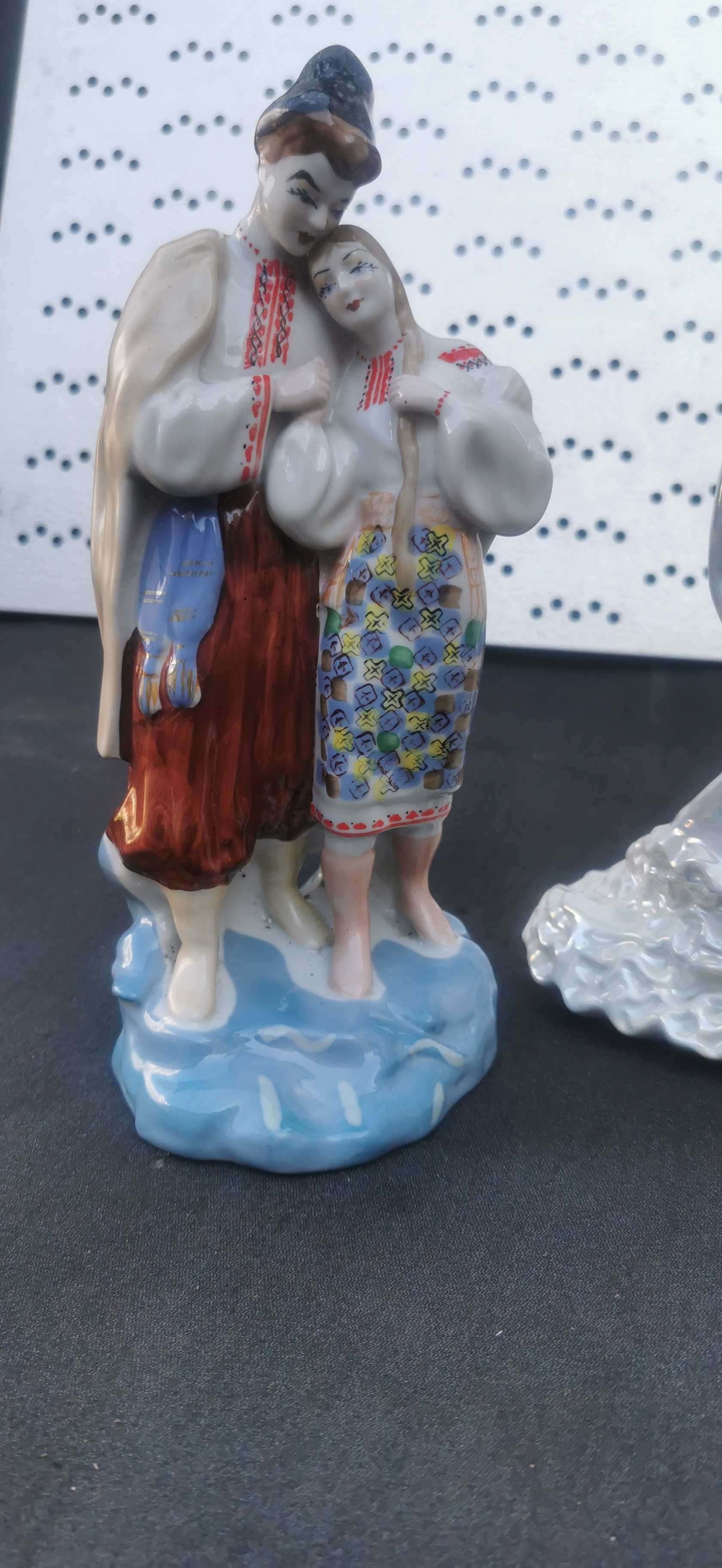 Figurka Porcelanowa Tancerki i Pary w strojach ludowych. Cechowane