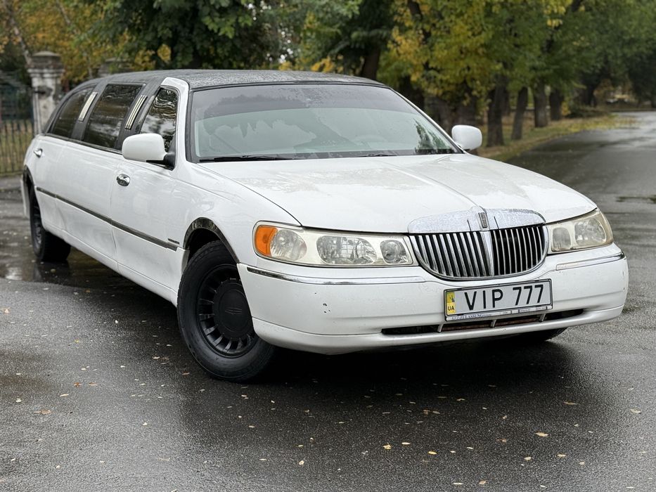 Lincoln Town car на полном ходу