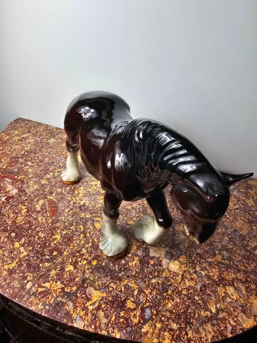 Duży piękny ceramiczny koń rasy Clydesdale 25 cm klejone ucho