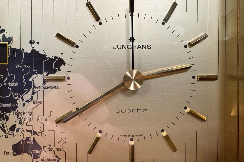 Zegar gabinetowy Junghans WORLDTIME UP-TO-DATE