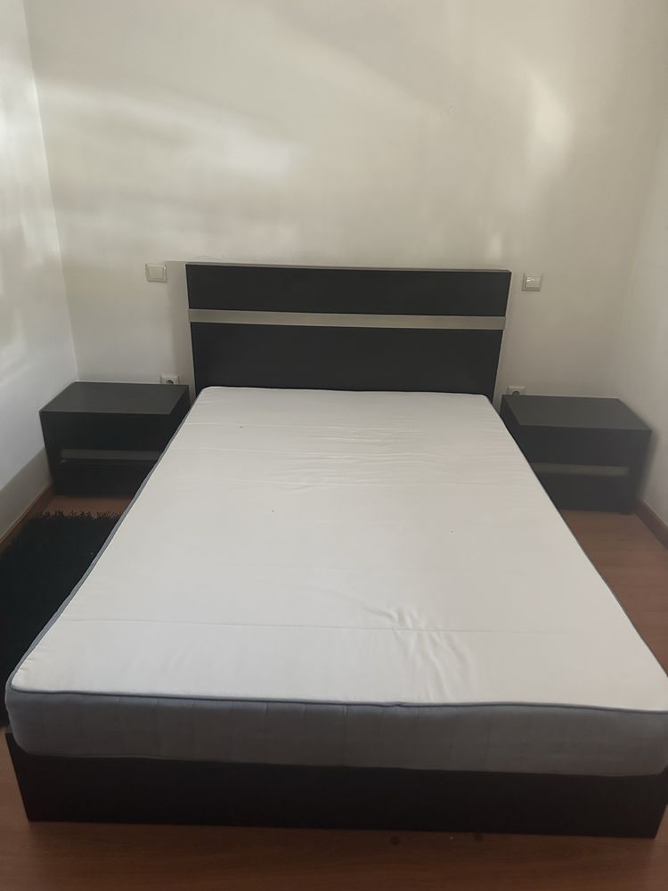 Vende se quarto com 2 mesas de cabeceira