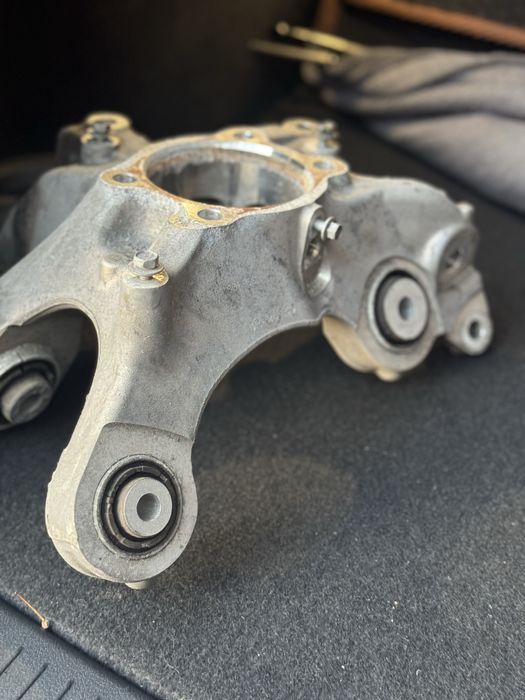 Цапфа Ford Mustang Mach‑E задня права