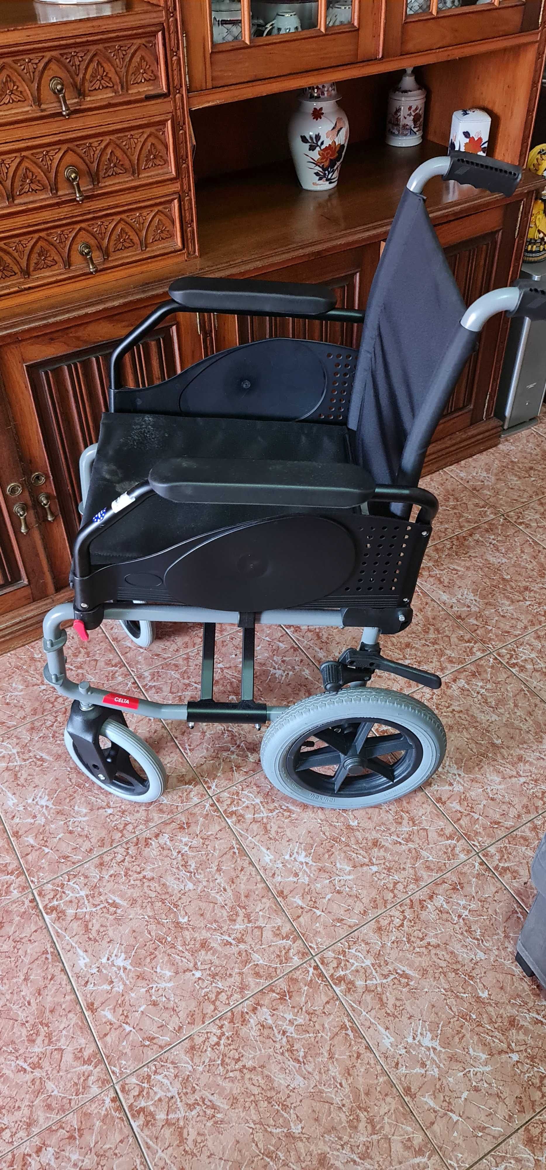 Cadeira de rodas usada