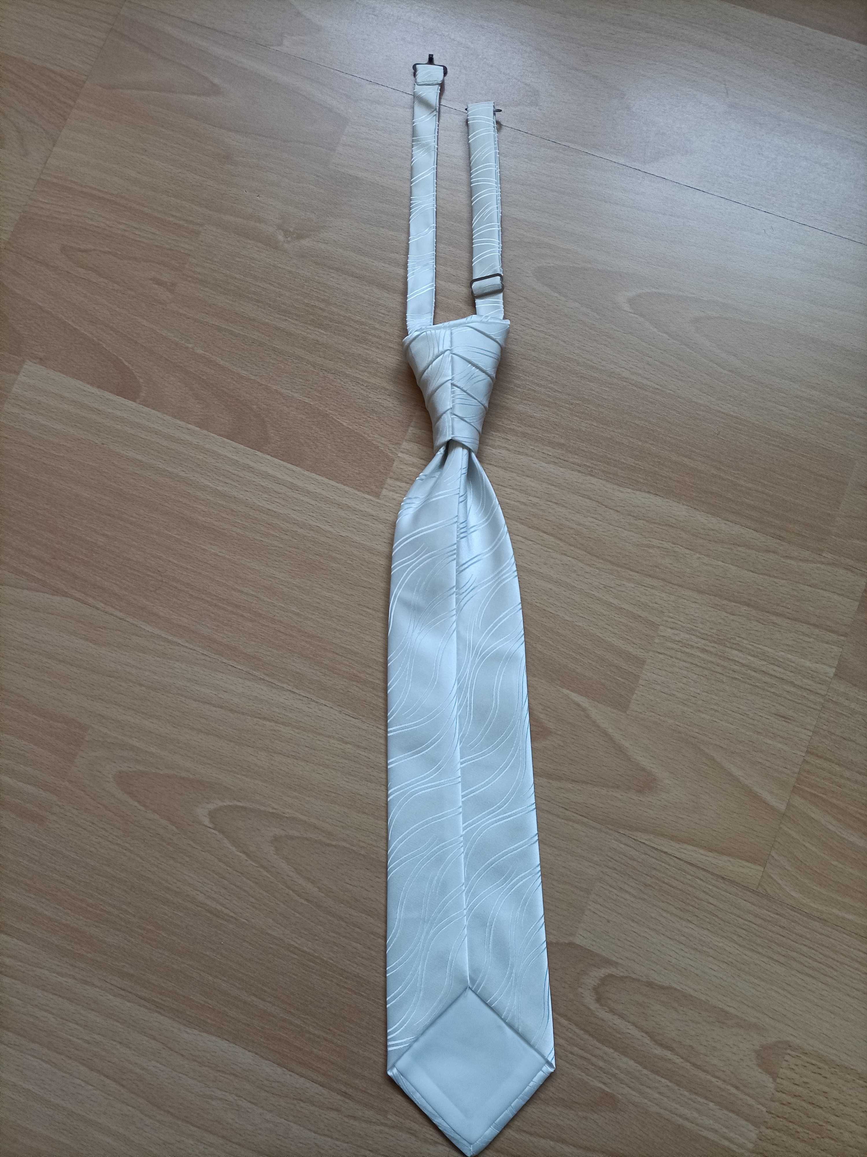 Biały krawat na zapięcie