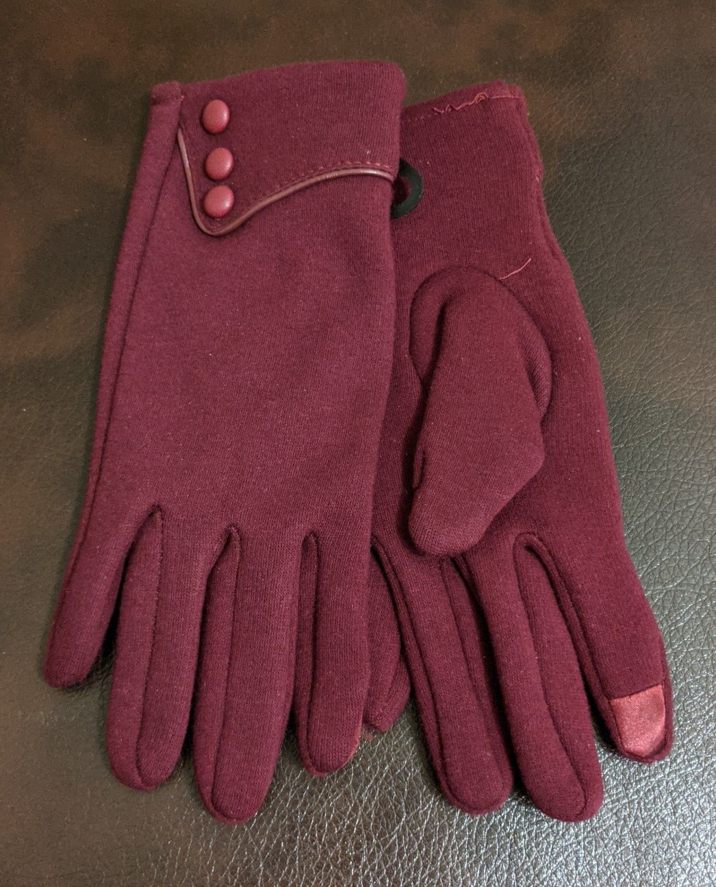 Стильные женские демисезонные перчатки с нашивками для смартфона