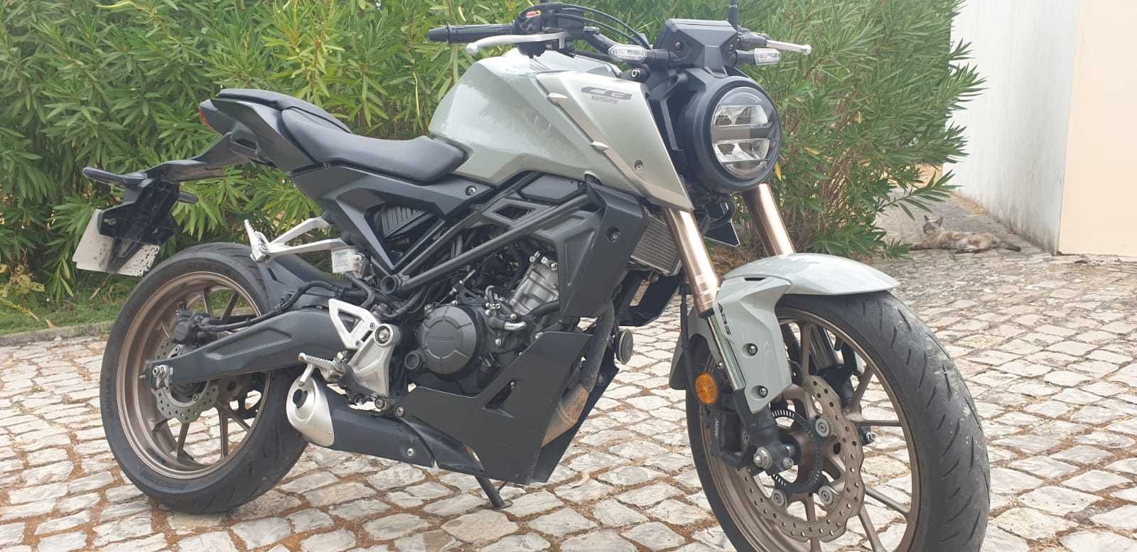 Honda CB125R (15cv) de 2021, em bom estado.