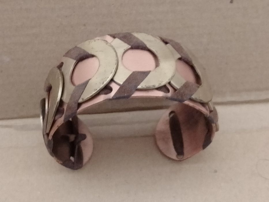 Par de pulseiras de metal