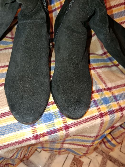 Продаються жіночі чоботи