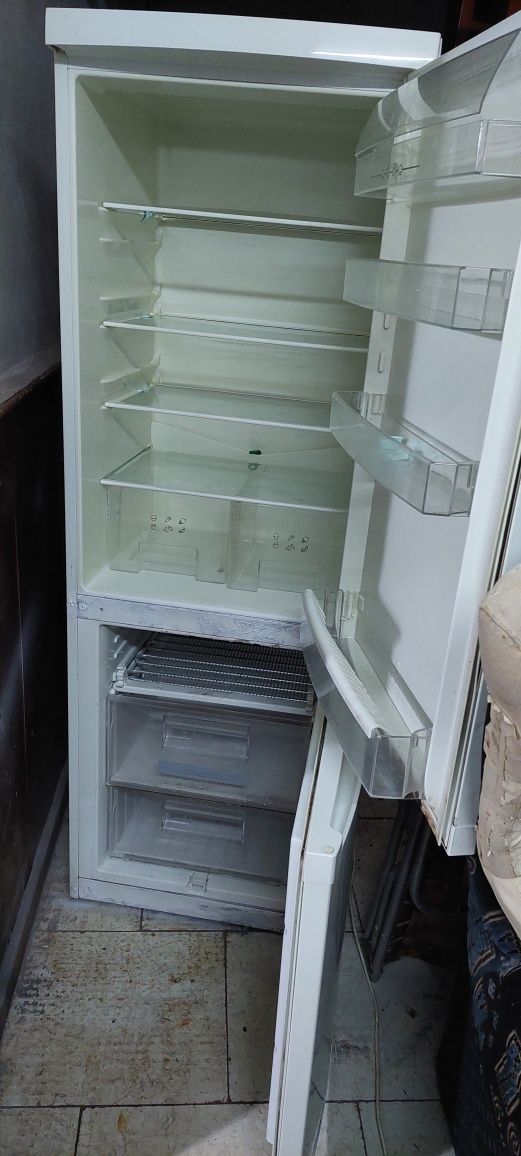Продам рабочий 2-камерный холодильник Занусси в нормальном состоянии