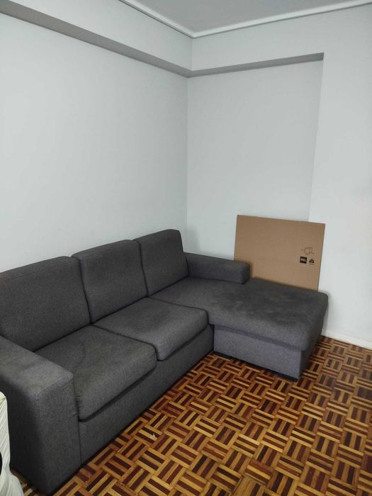 sofá de três lugares