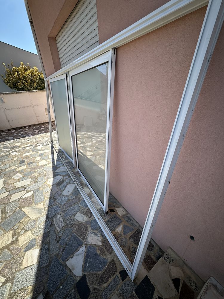 Porta/janela de correr grande em aluminio