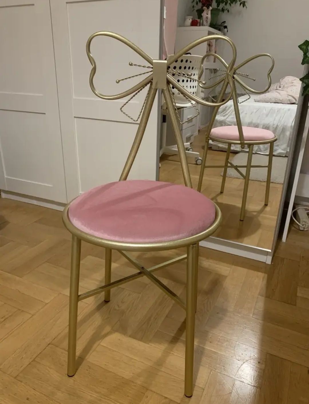 Złote krzesło z różowym obiciem eleganckie romantyczne metalowe