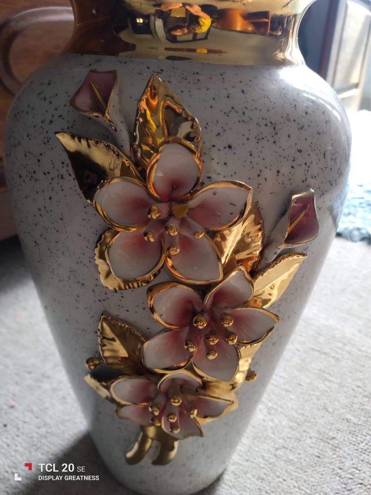 Jarra e caixa tipo guarda-jóias em porcelana decorada com flores