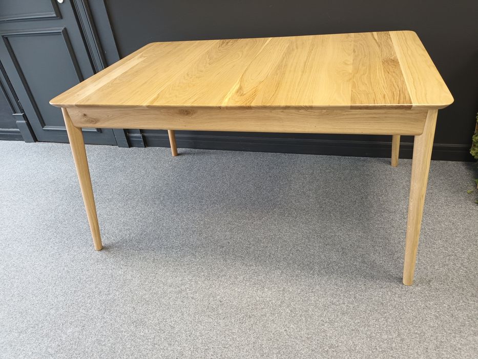 Stół dębowy w stylu skandynawskim