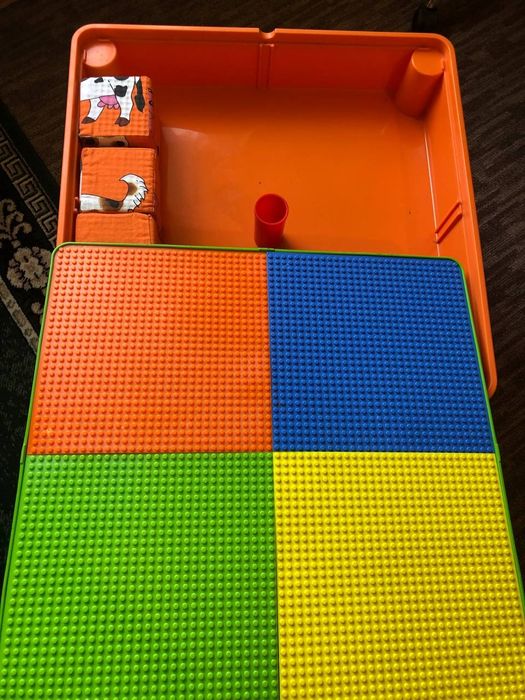 Дитячій стол і два стільця