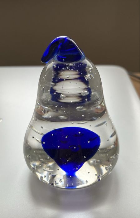 Pera em vidro maciço transparente