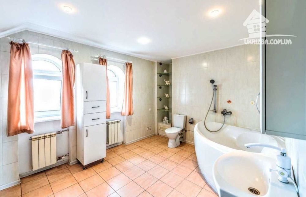 Київ. Будинок 360кв. Ділянка 16 соток, до 15 осіб.