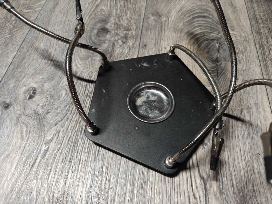 Рука для паяння з лупою