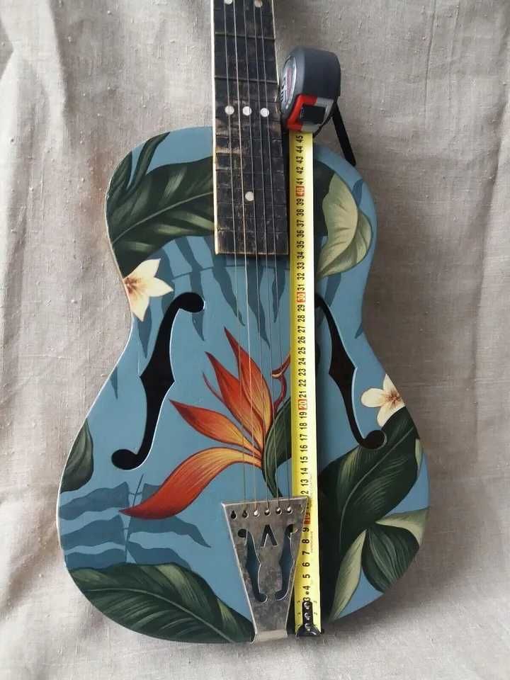 Стара Гітара з Ручним Мальовничим Розписом