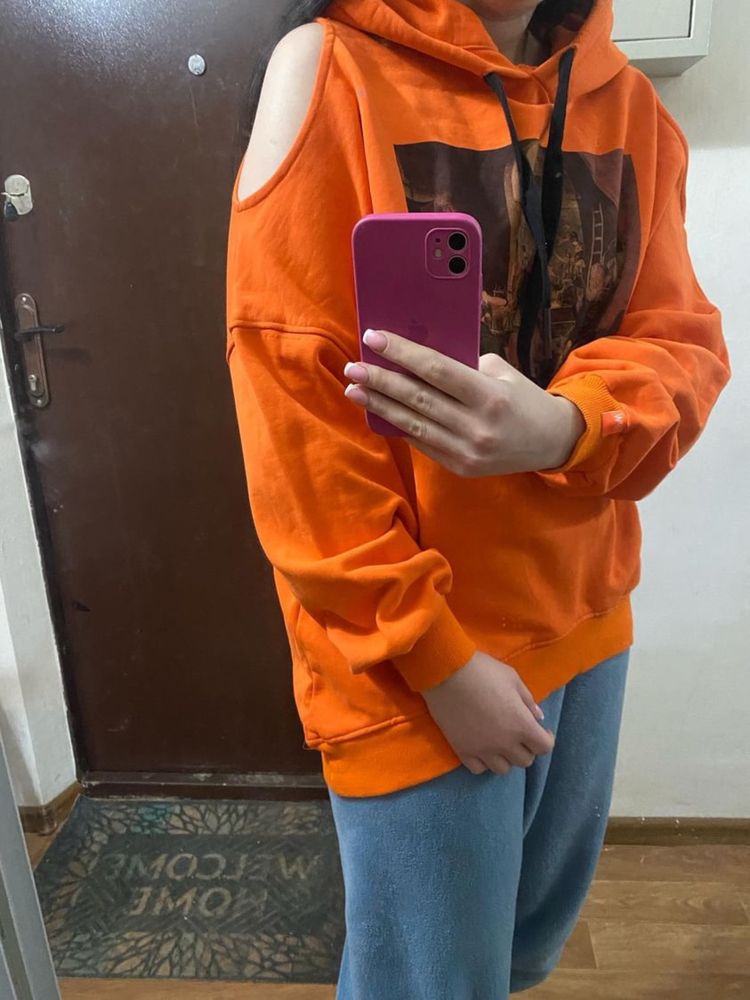 Красивый оранжевый худи
