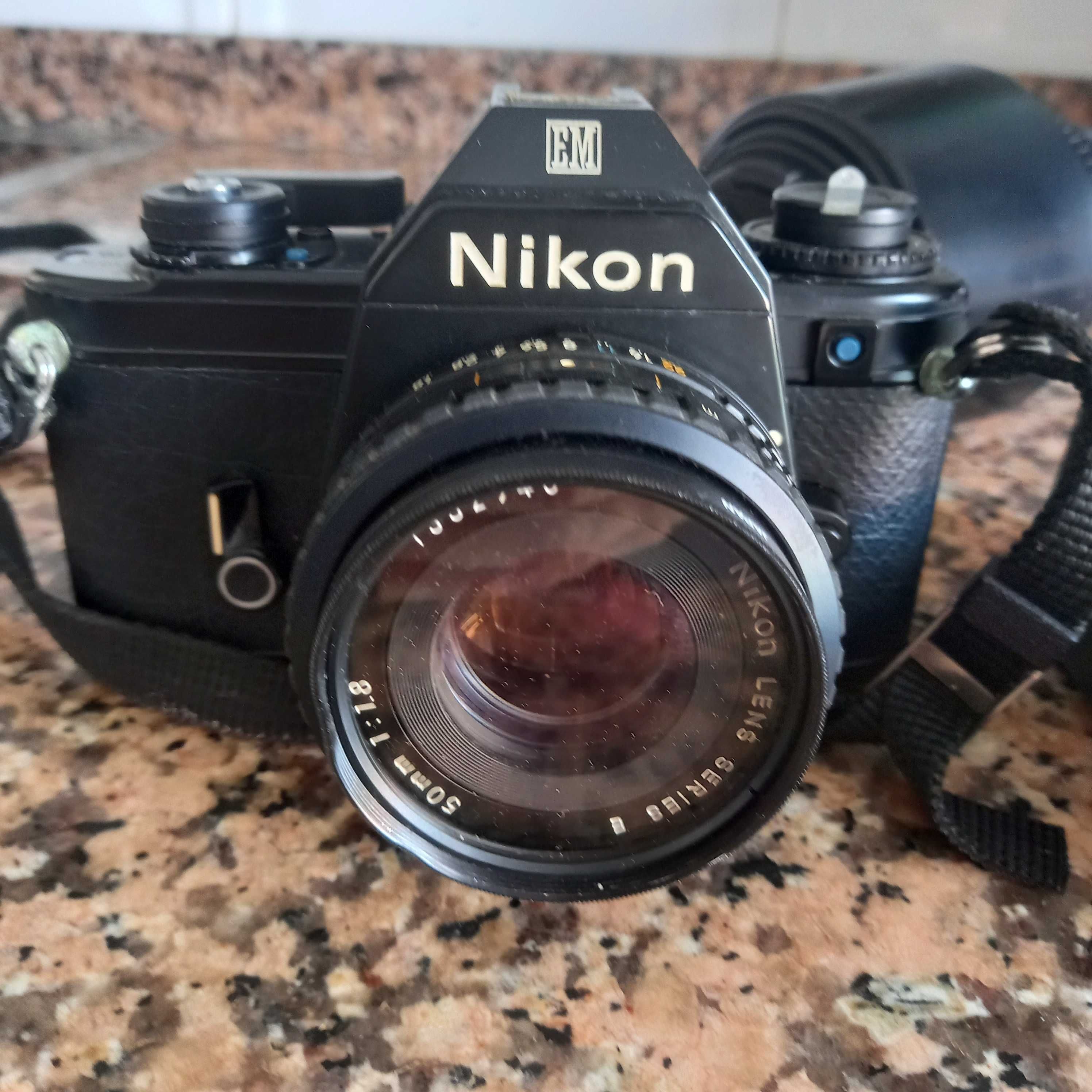 Maquina fotográfica Nikon com objectia, flash e bolsa de transporte