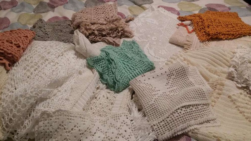 Várias peças em renda muito antigas